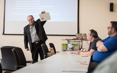 Christoph Haas, Vorsitzender des Freifunk im Ennepe-Ruhr-Kreis e.V. zeigt eines der Chromebooks auf einer Infoveranstaltung